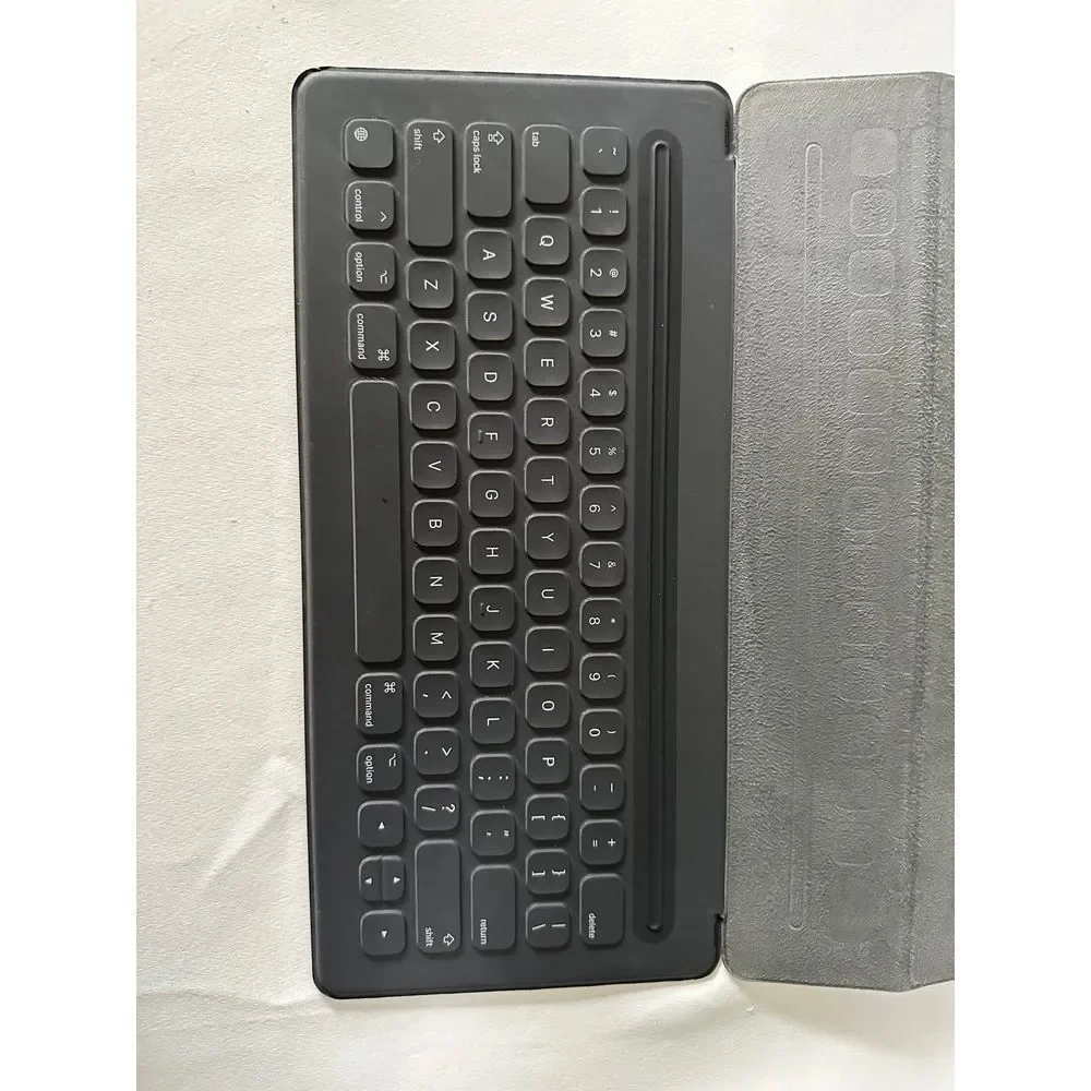 iPad Pro‎ keyboard case gray